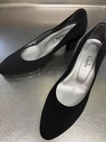 [ 거의 미사용 ] t.imaba 블랙 펌프스 글리터 힐 23.5