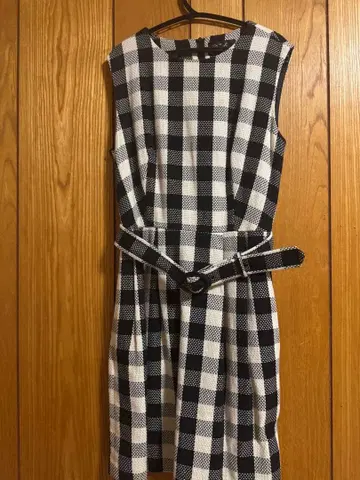 아네스베 체크 무늬 슬리브리스 무릎 기장 원피스