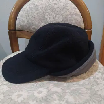 [새상품급] SIESTA BLUE LUG 플리스 이어플랩 캡