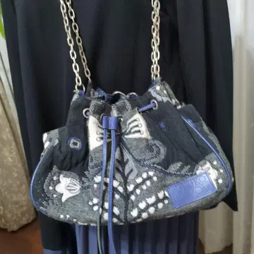 블랙과 파랑 꽃무늬 복조리형 백