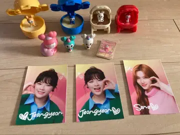 TWICE 엽서 3장 세트와 피규어