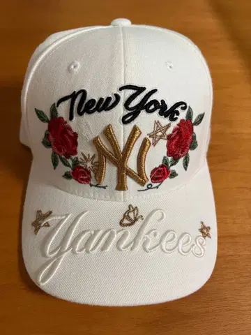 MLB x TWICE 페티 로즈 커브캡 양키스 나연 착용