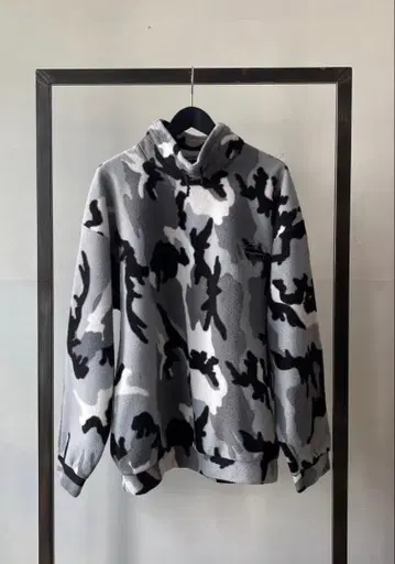 그레이 계열 카모플라쥬 하이넥 플리스 자켓