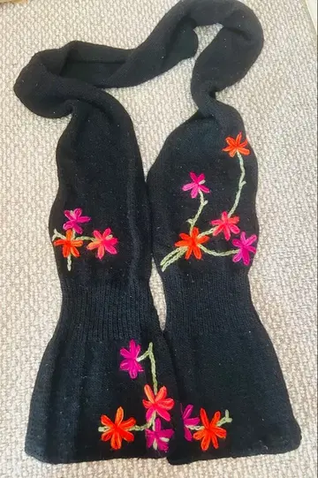 DKNY 꽃무늬 자수 롱 머플러