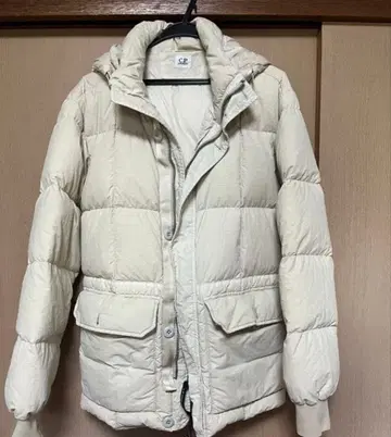 C.P. COMPANY 후드 부착 다운 자켓 아이보리