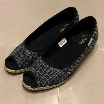 Keen 블랙 펌프스