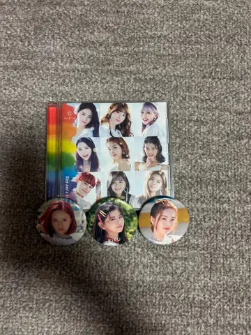 NIZIU 데뷔 싱글 [ Step and a step ] & 캔 배지