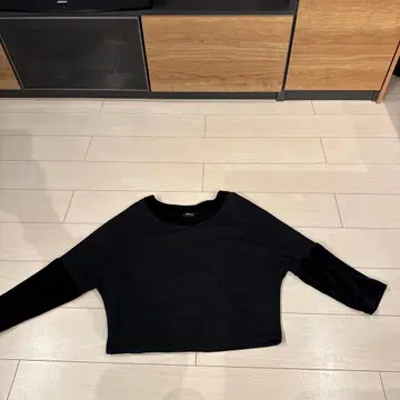 ARMANI JEANS 블랙 크롭 맨투맨