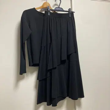 PLST 블랙 플레어 스커트와 상의 세트