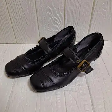 미사용 새상품 ing 스트랩 벨트 펌프스