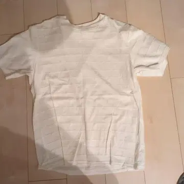 화이트 입체 무늬 티셔츠