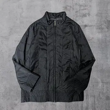 퀼팅 헤링본 지그재그 스탠딩 칼라 밑단 개더 자켓 블랙 38