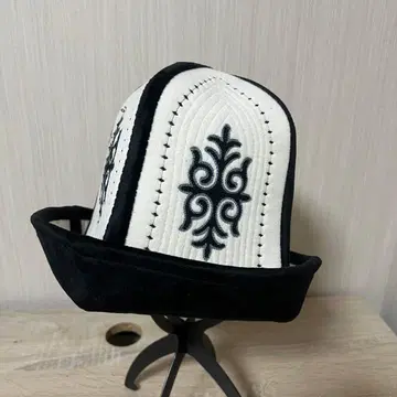전통적인 화이트 블랙 자수 모자