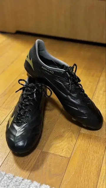 미즈노 레뷸라 초대 프로토타입 축구화