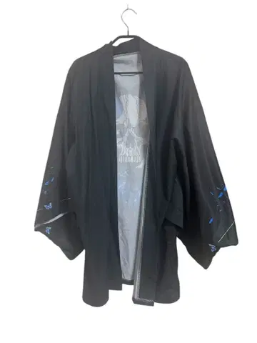 스컬 디자인의 블랙 겉옷