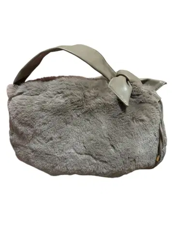 [미사용 새상품] 퍼 핸드백 리본 포함 그레이 베이지