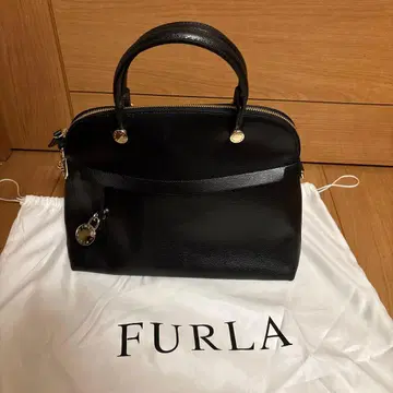 FURLA 블랙 가죽 핸드백 새상품급