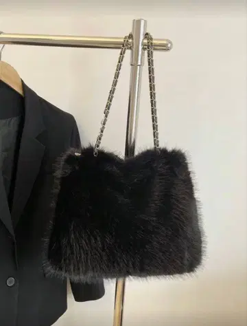 블랙 퍼 숄더백