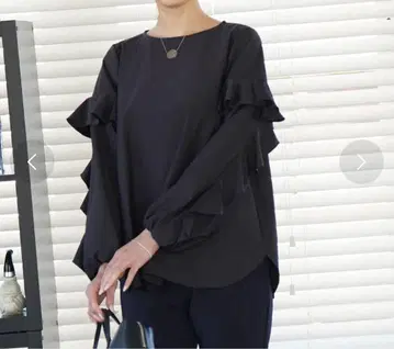 [ 가격 인하 가능 ] VIRINA 비리나 폼 블라우스 네이비