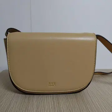 베이지 숄더백 가죽풍