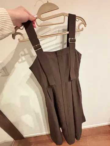 Apuweiser-riche 브라운 스트랩 드레스