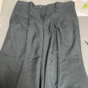 다크 그레이 스트라이프 슬랙스