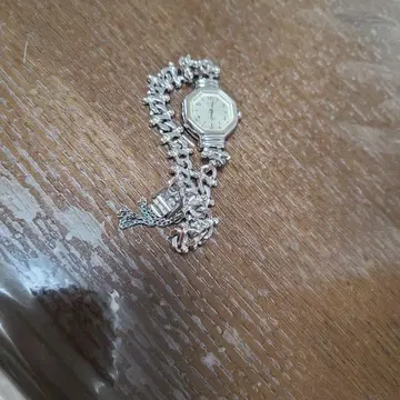 세이코 팔각형 아날로그 팔찌 워치