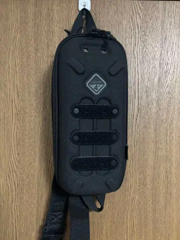 해저드 4 블랙 슬링백