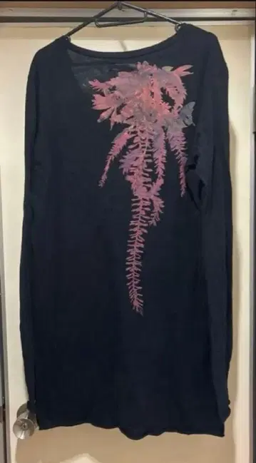 hyde 착용 if YINGYANG 백 프린트 티셔츠 라르크