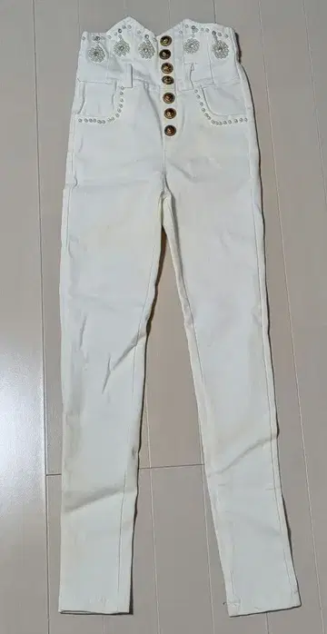 반짝이는 화이트 스키니 팬츠 펄 장식 버튼