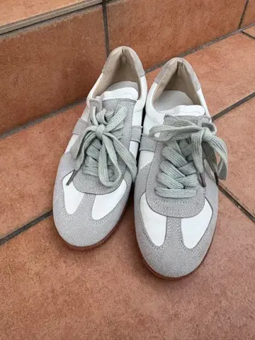 그레이와 화이트의 캐주얼 스니커즈