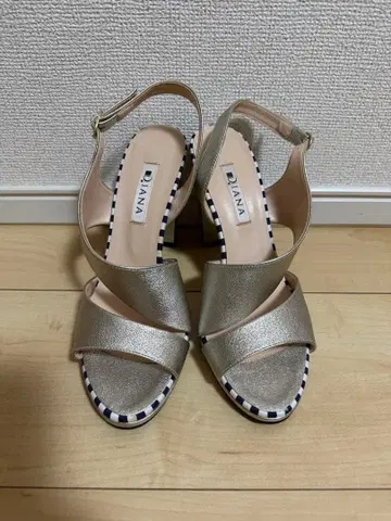 DIANA 골드 스트랩 샌들