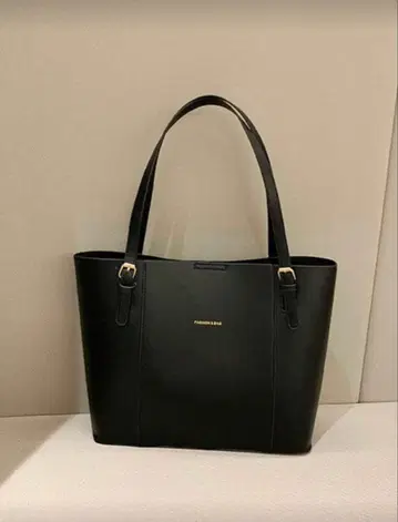 블랙 합성 피혁 토트백 골드 로고