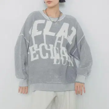 그레이 그래픽 로고 오버 사이즈 니트