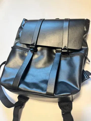 블랙 합성 피혁 플랩 백팩