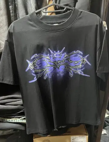 COZY WORLDWIDE 블랙 티셔츠