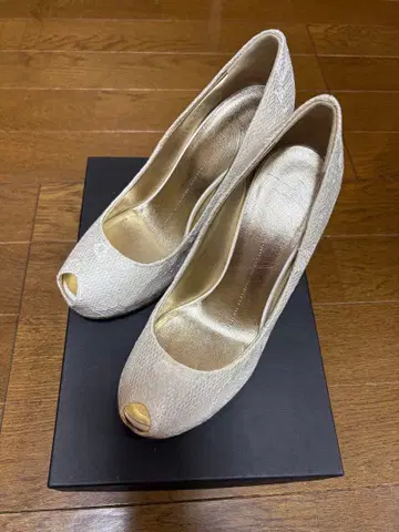 레이스 소재 화이트 오픈토 힐