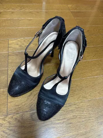 블랙 T 스트랩 하이힐