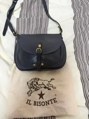 IL BISONTE 블랙 가죽 숄더백