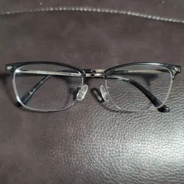 블랙 프레임 안경 직사각형