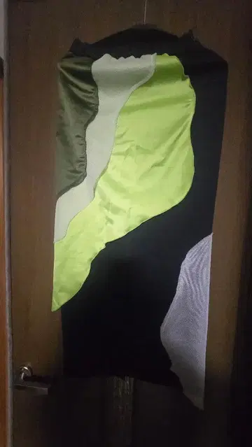 언슬리드 타이트 스커트