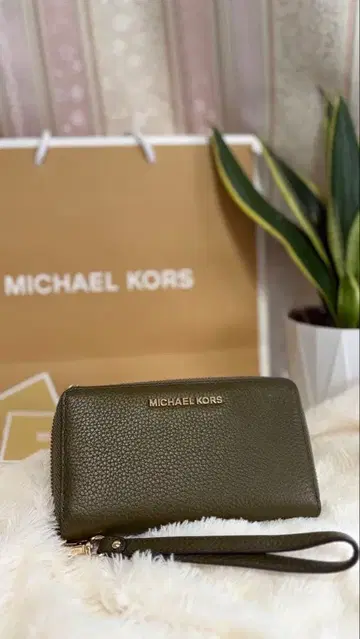 MICHAEL KORS 올리브 이단 접이식 지갑