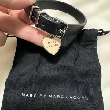 MARC BY MARC JACOBS 블랙 가죽 팔찌