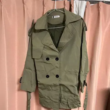 올리브색 더블 브레스트 트렌치코트