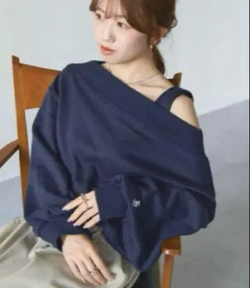 [ 시착만 한 상품 ] Thevon 네이비 3way 오프숄더 맨투맨 S