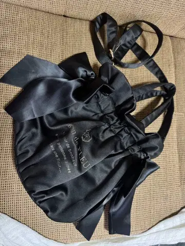 리본 포함 블랙 새틴 숄더백 복조리형