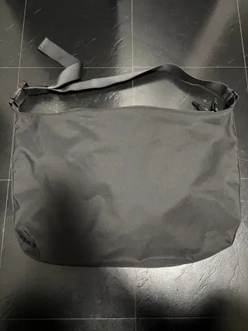 유니클로 U 메신저 솔저 백 블랙 완판템