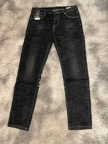 미사용 새상품! 택 포함. 다크 블루 스키니 데님 팬츠 34 사이즈 블랙