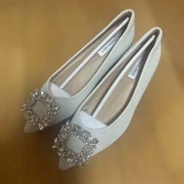 비쥬 장식 화이트 펌프스