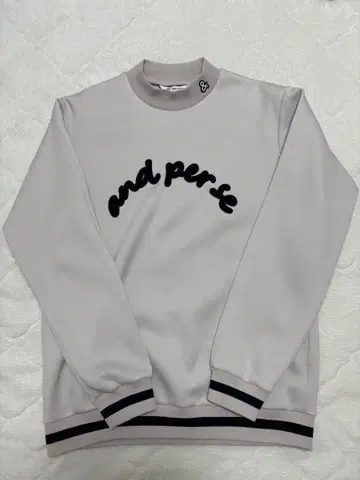 앤퍼시 로고 자수 맨투맨 라이트 그레이